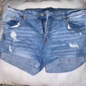 Light wash ripped jean shorts